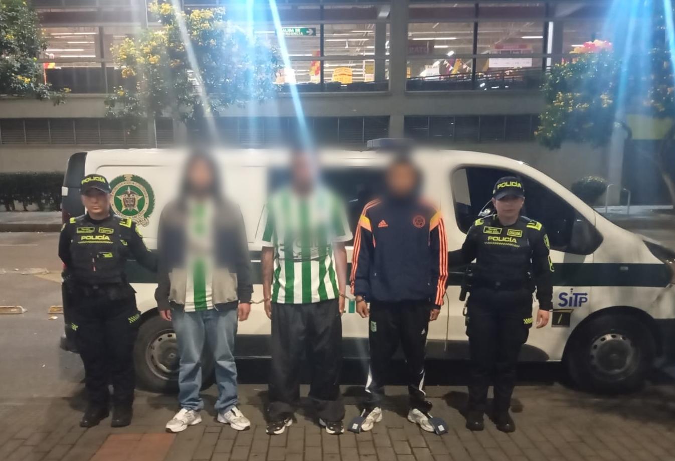 Tres capturados tras intimidar a un hincha para hurtarle la camiseta en un bus del sistema de transporte público