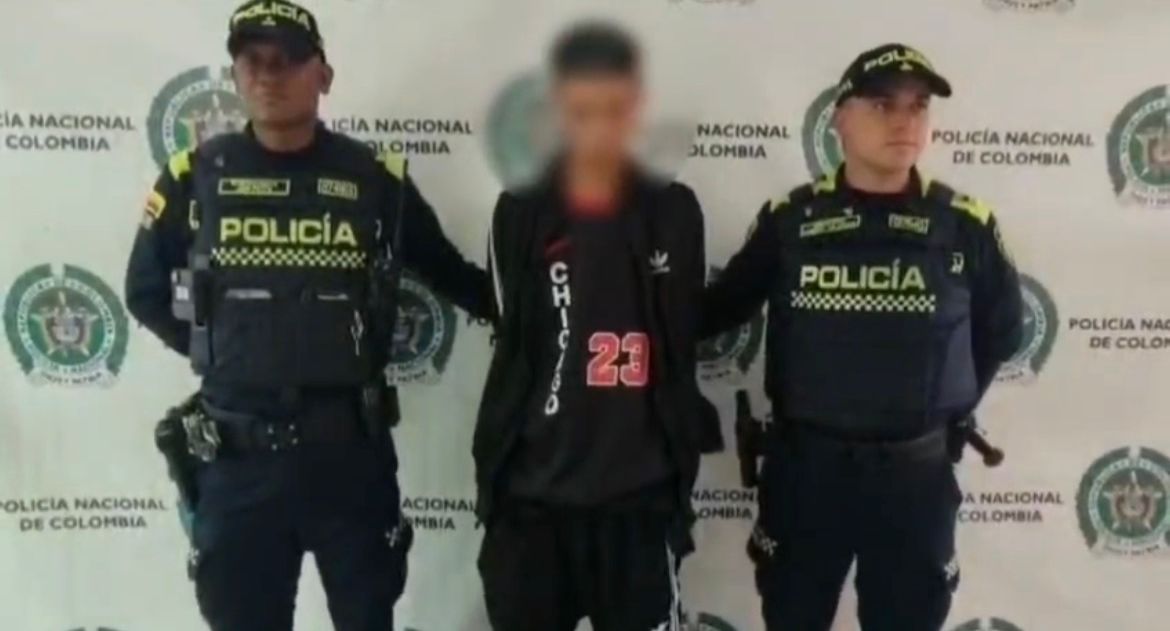 Un hombre capturado junto a dos policías 