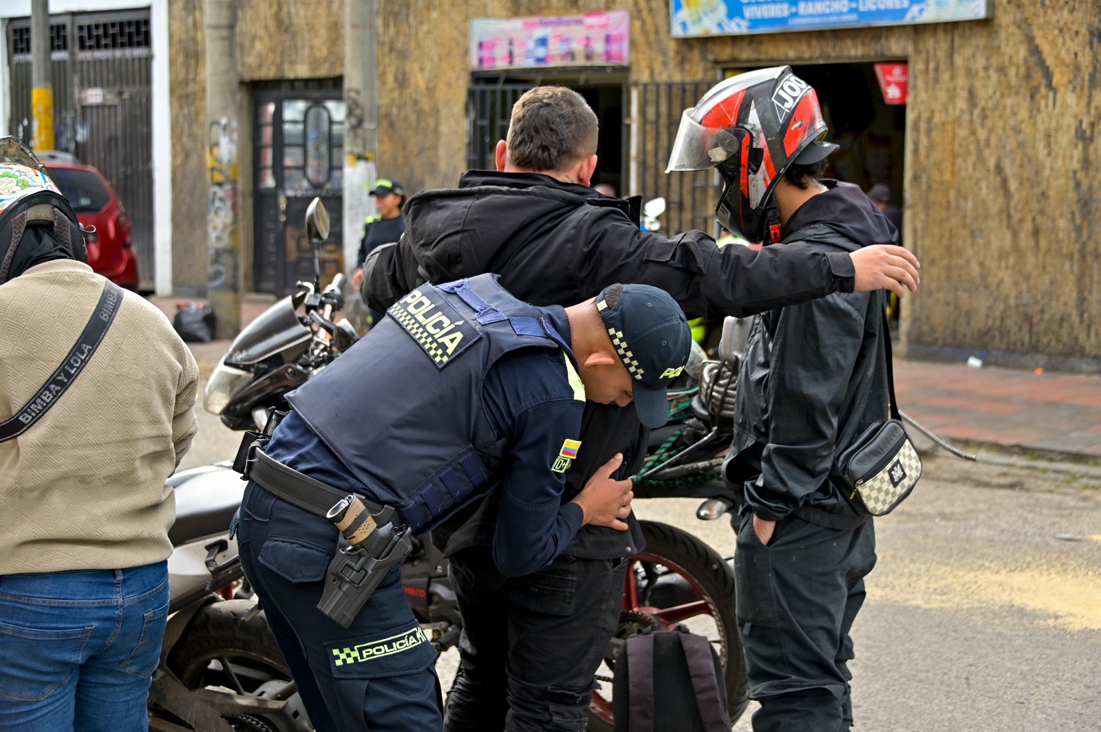 Hurto a comercio en Bogotá se reduce 65,5 % en lo corrido de 2026 Policía requisando a un ciudadano