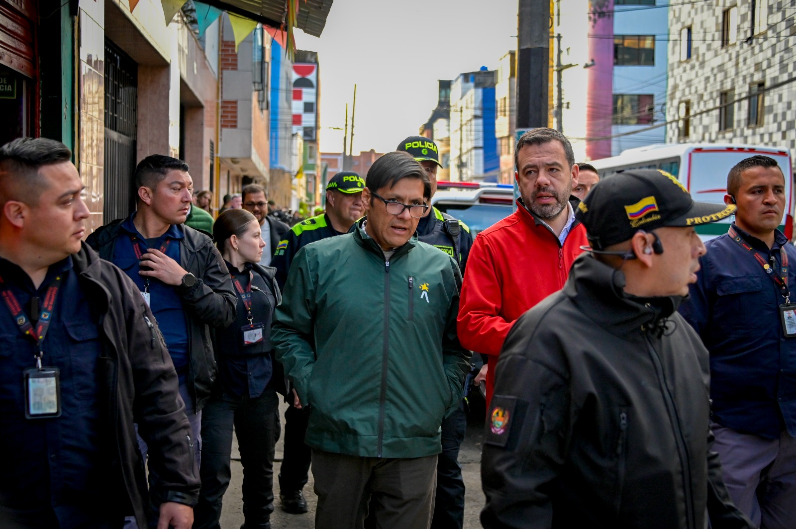 Hurto a comercio en Bogotá se reduce 65,5 % en lo corrido de 2026 Varios hombres caminando por la calle