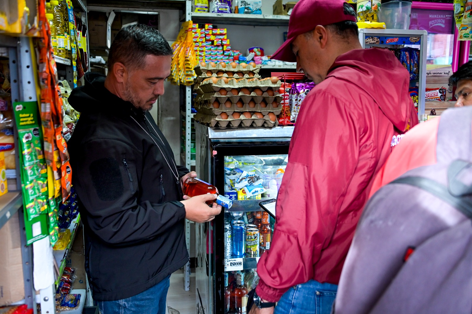 Hurto a comercio en Bogotá se reduce 65,5 % en lo corrido de 2026 un hombre en un establecimiento comercial