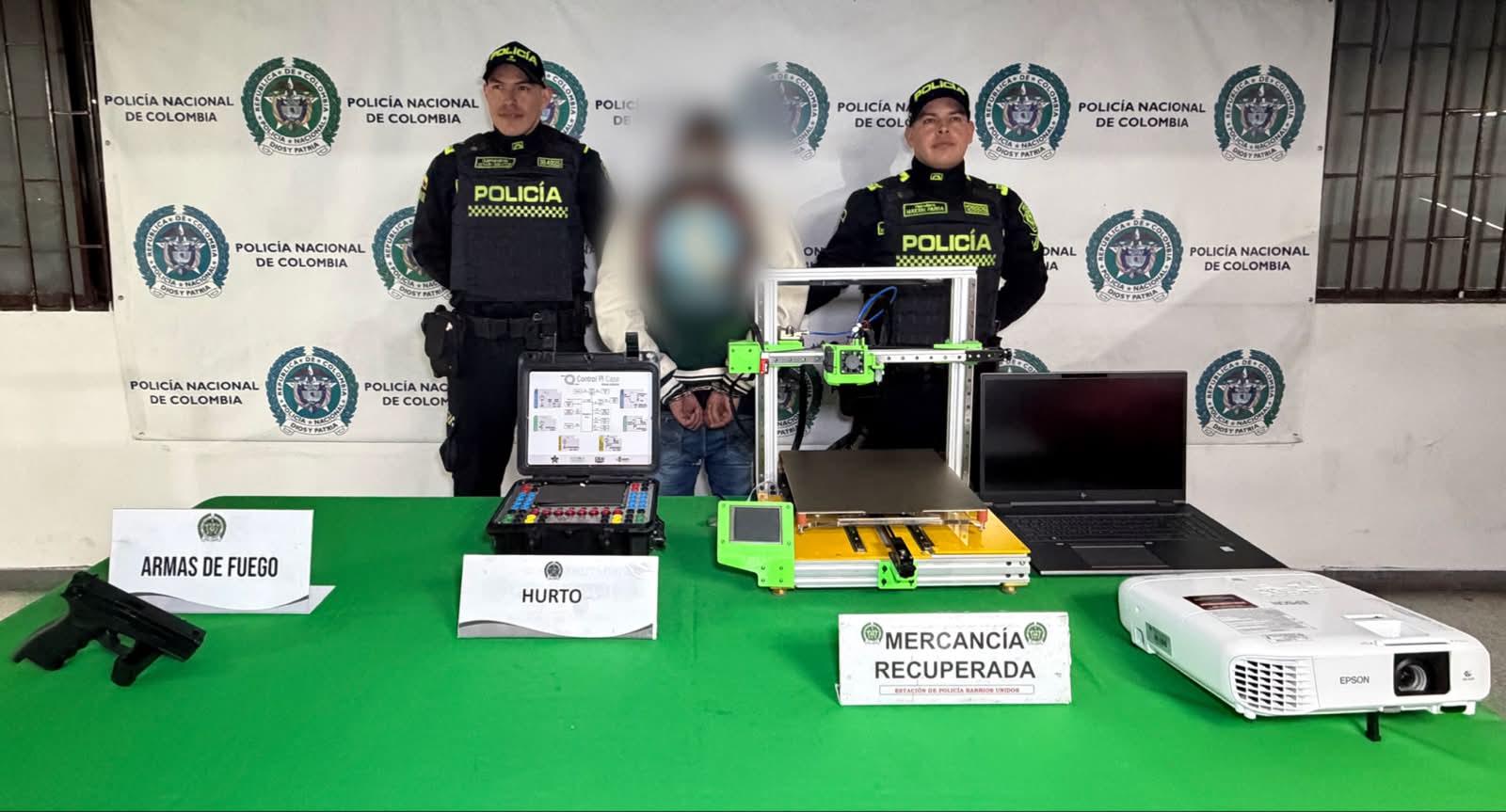 Un hombre capturado junto a dos policías 