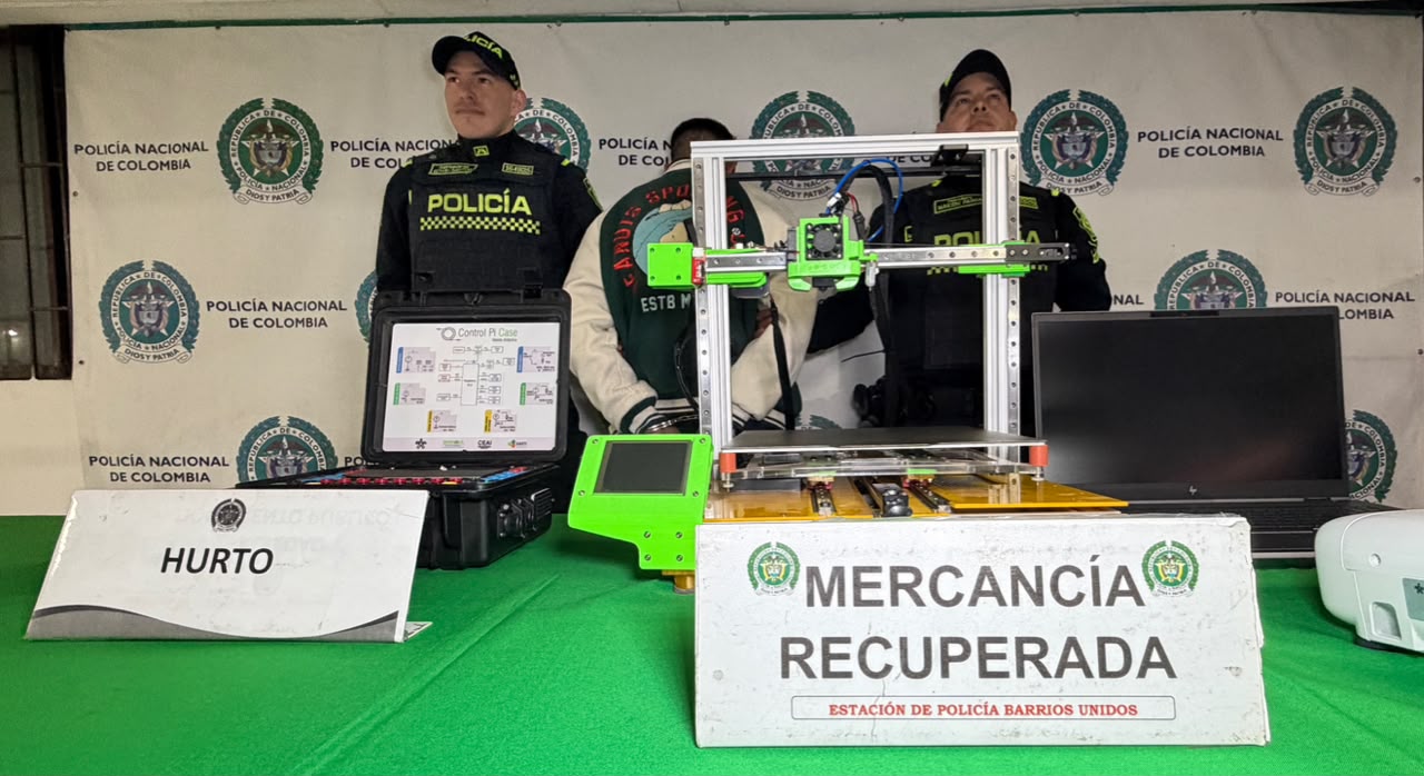 Un hombre capturado junto a dos policías 