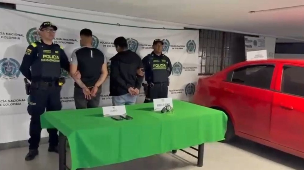 Dos hombres capturados junto a dos policías