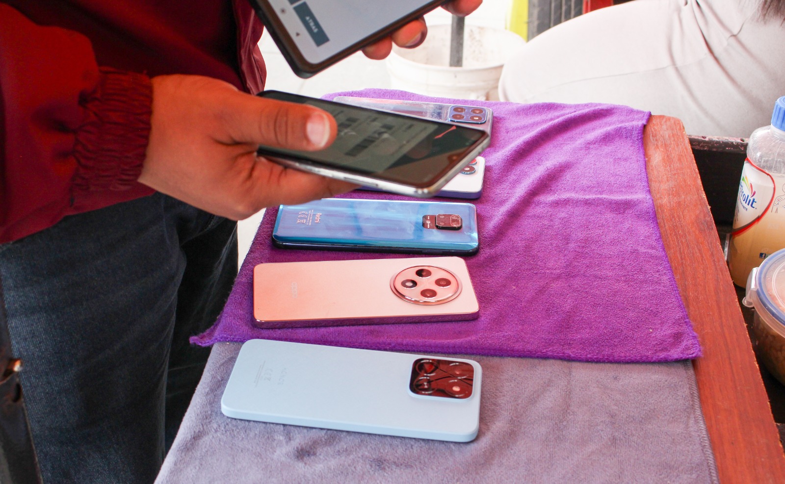 Hombre con varios celulares en sus manos