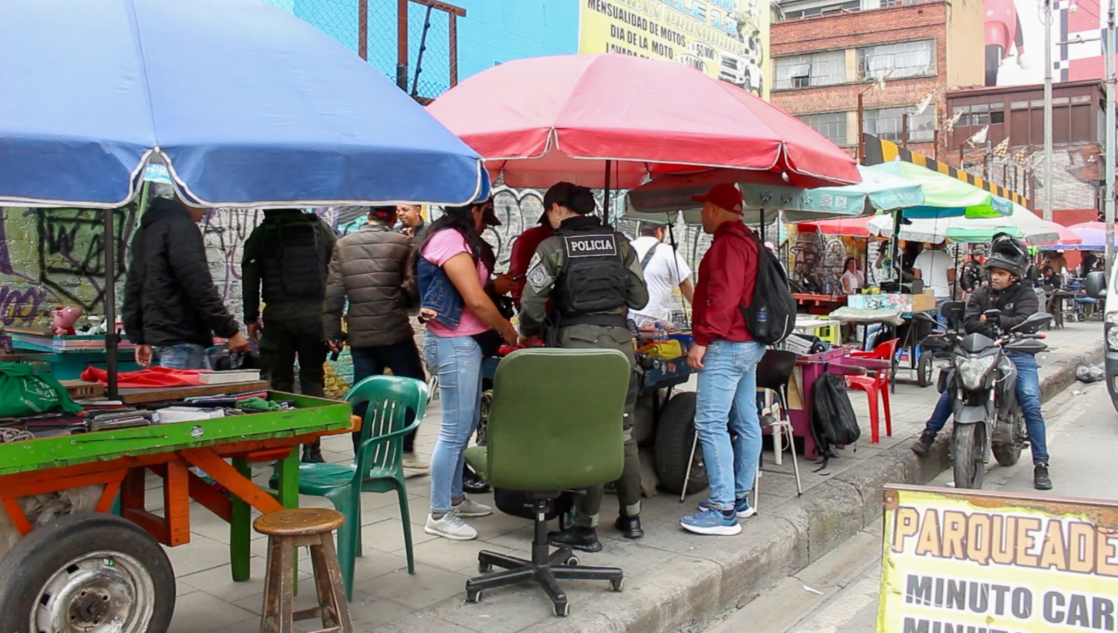 Policía revisando venta de accesorios de celulares en la calle