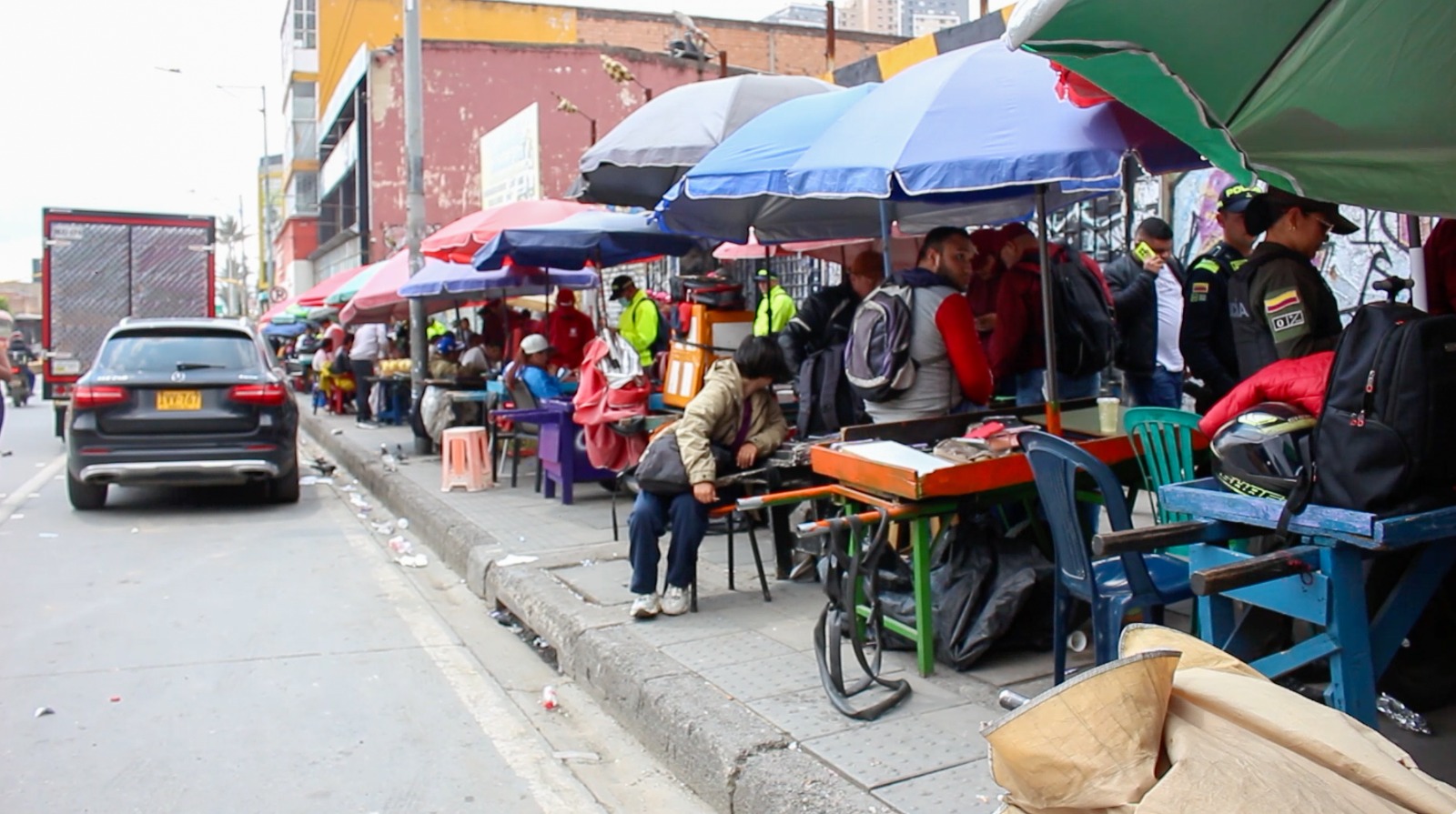 Policía revisando venta de accesorios de celulares en la calle