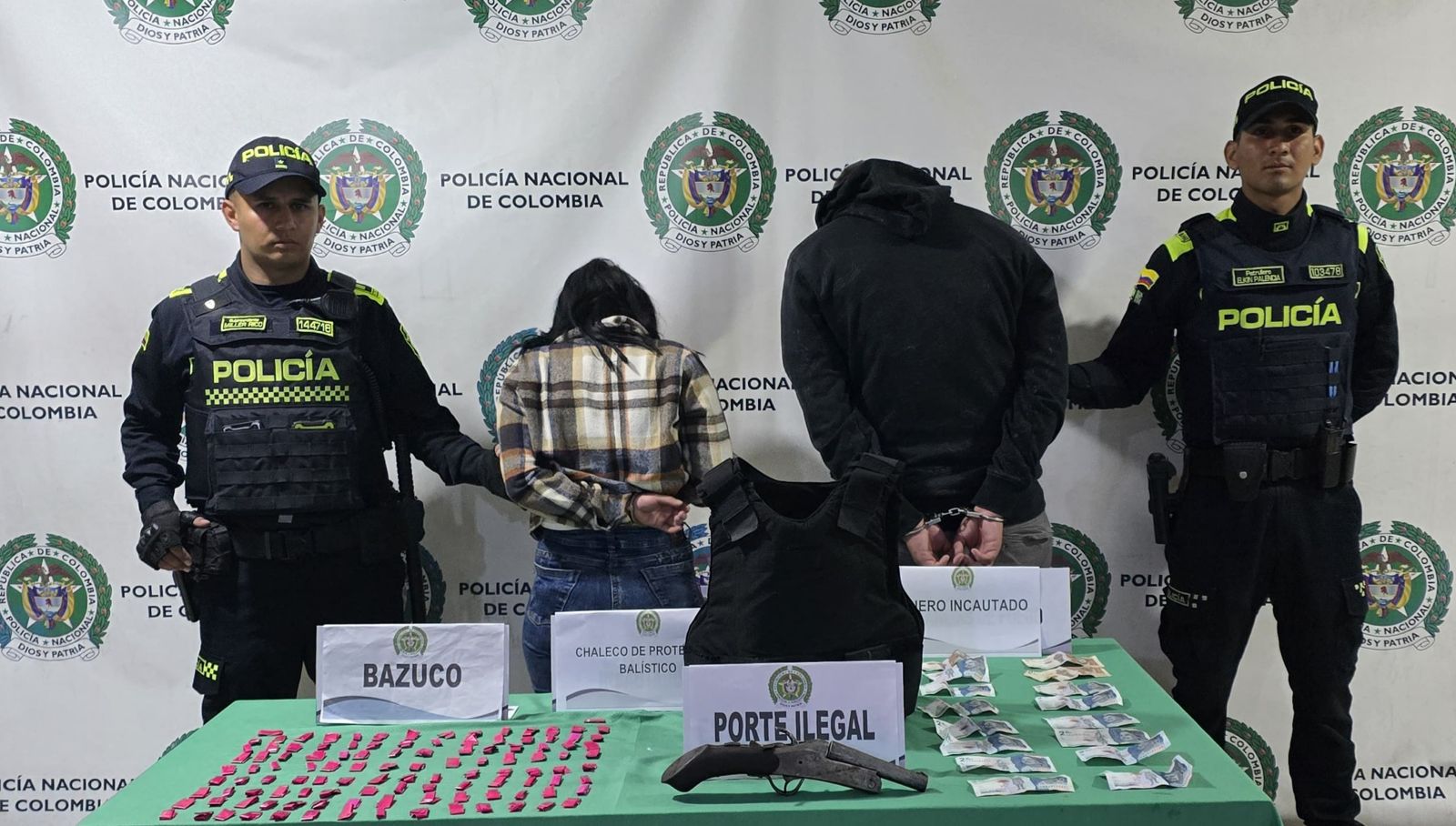 Dos hombres capturados junto a dos policías