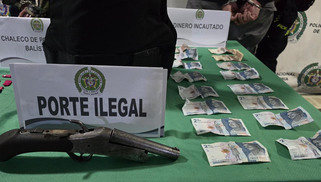 Arma y dinero incautado