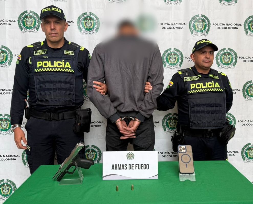 Un hombre capturado junto a dos policías 