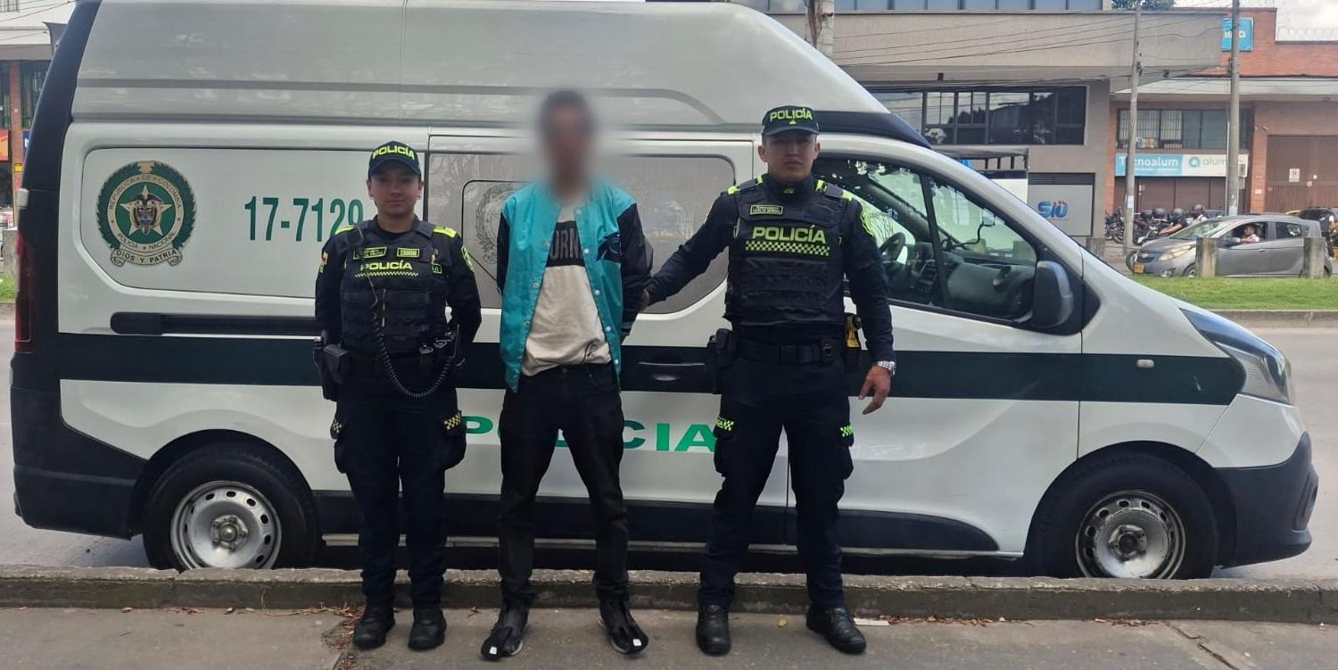 Un hombre capturado junto a dos policías 