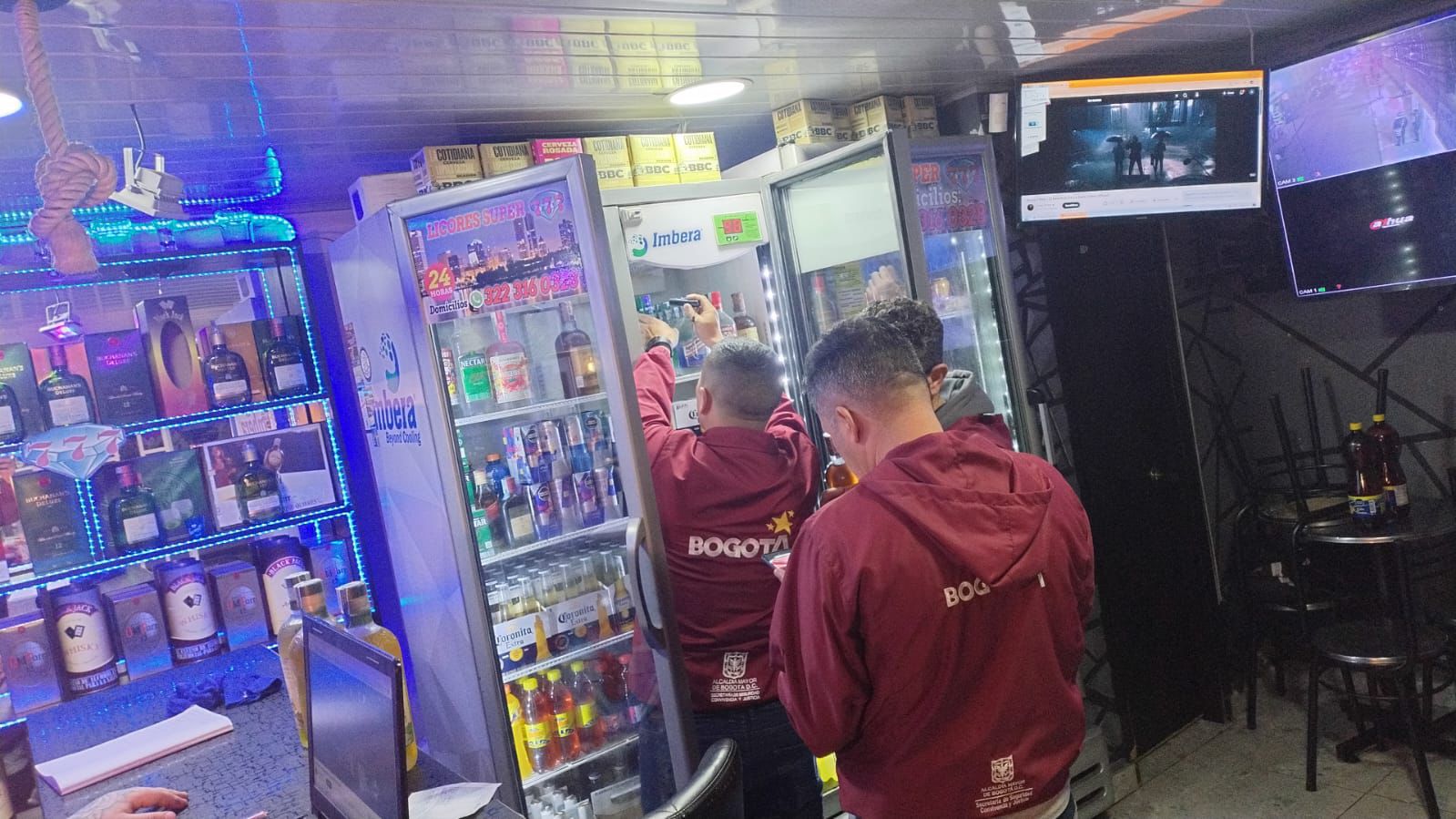 Varios hombres en establecimiento de comercio de licor