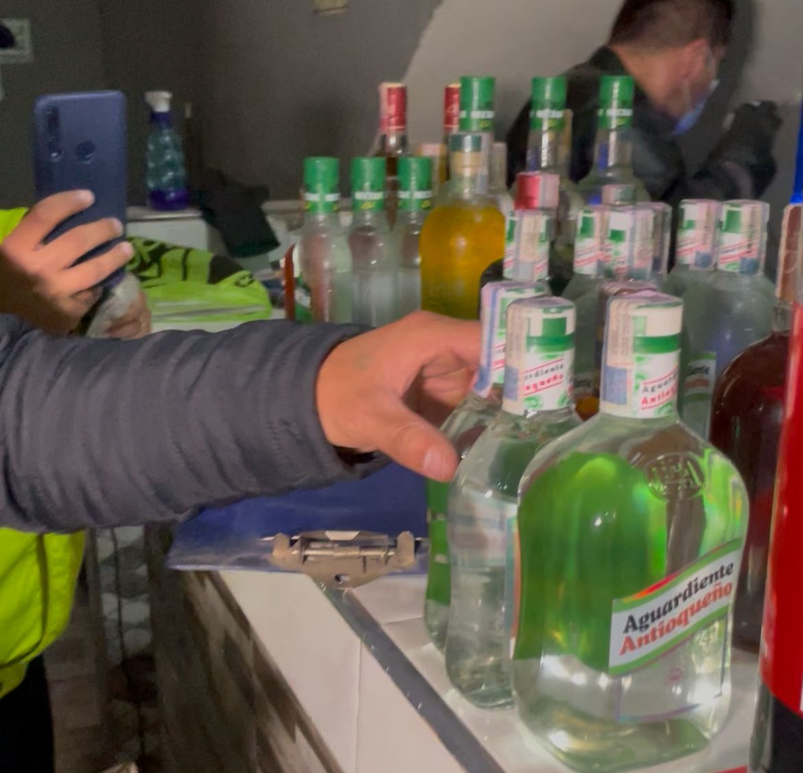 Desmantelado centro de acopio con 350 botellas de licor adulterado en Bosa