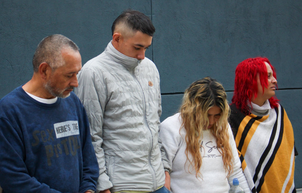 Dos hombres y dos mujeres capturados y esposados