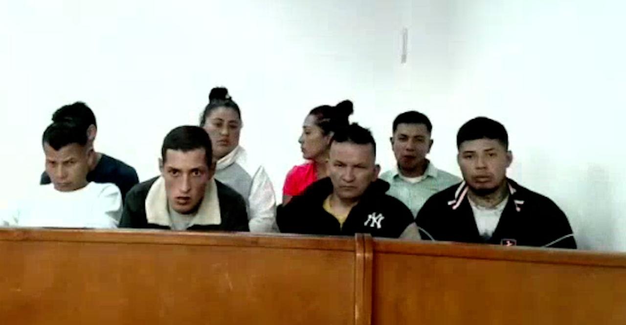 A la cárcel 'Los Olivares' dinamizadores de droga en Usme; alias La Flaca habría instrumentalizado a su hijo menor de edad Varias personas sentadas en una banca