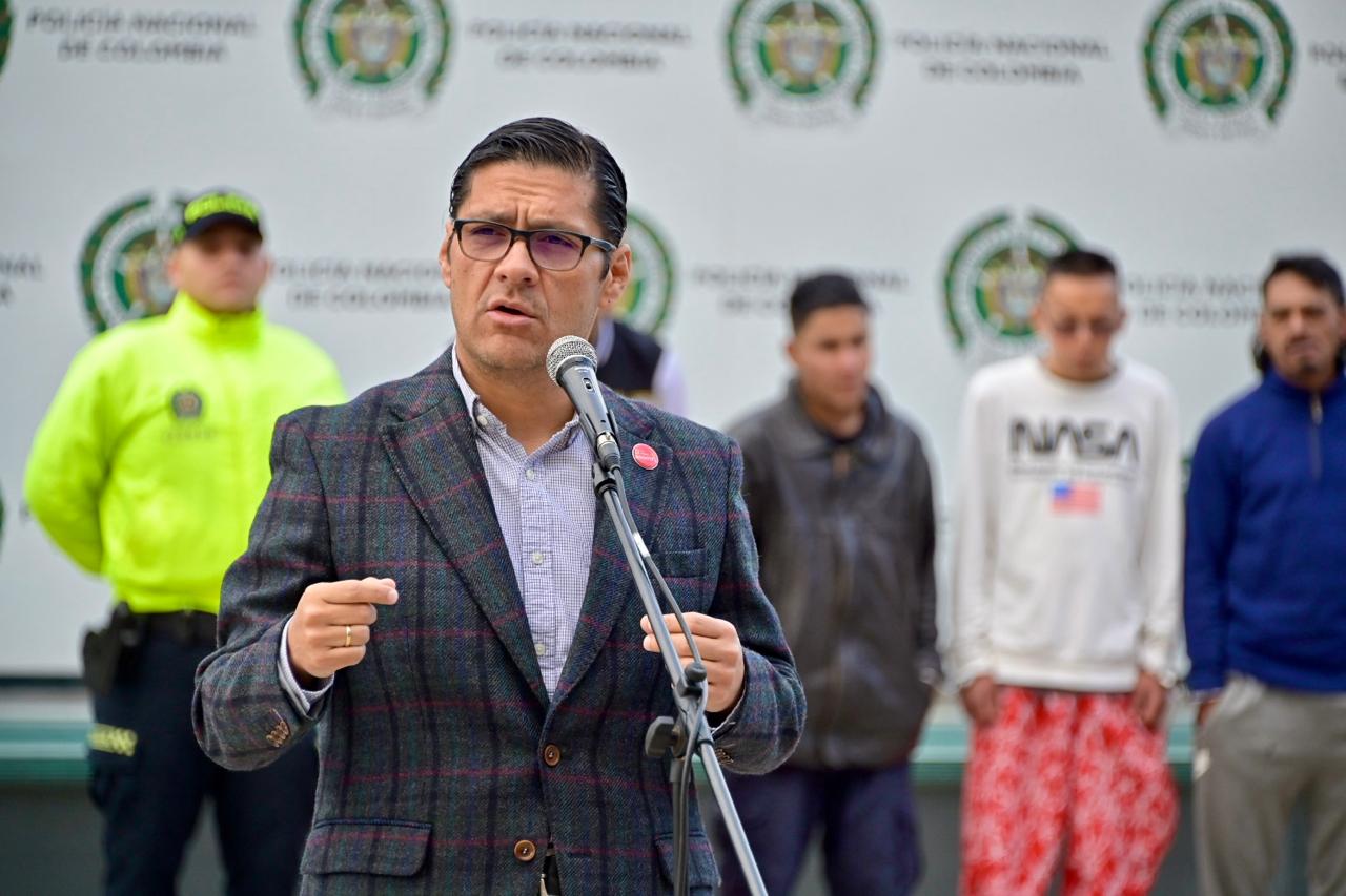 Cayeron 'Los Pinos': 21 delincuentes dedicados al tráfico de droga, extorsión y homicidios en Usaquén y San Cristóbal Cayeron 'Los Pinos': 21 delincuentes dedicados al tráfico de droga, extorsión y homicidios en Usaquén y San Cristóbal