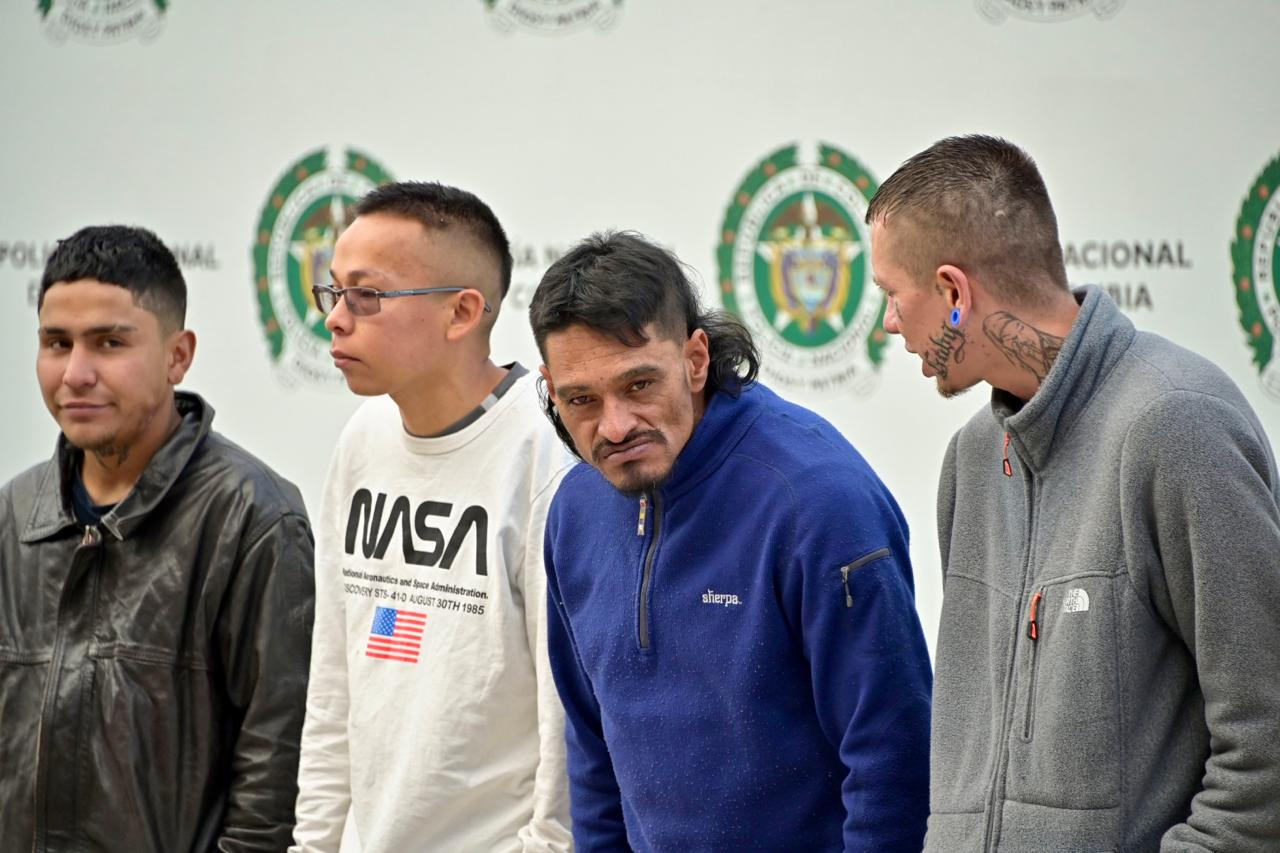 Cayeron 'Los Pinos': 21 delincuentes dedicados al tráfico de droga, extorsión y homicidios en Usaquén y San Cristóbal Cayeron 'Los Pinos': 21 delincuentes dedicados al tráfico de droga, extorsión y homicidios en Usaquén y San Cristóbal