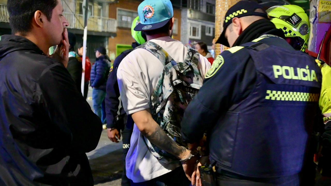 Policía capturando a un hombre
