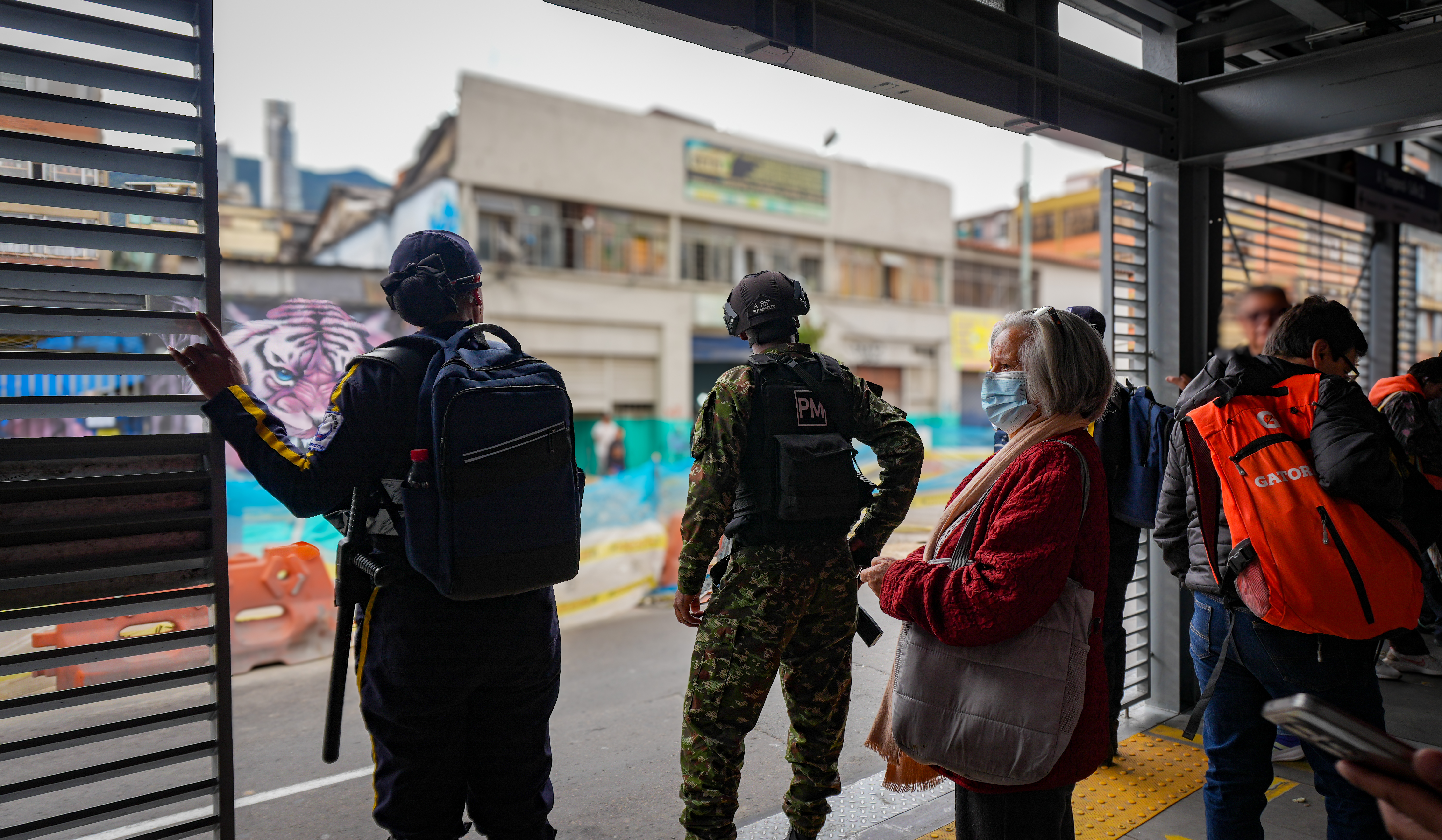 Varias personas y policías dentro de un vagón de transmilenio