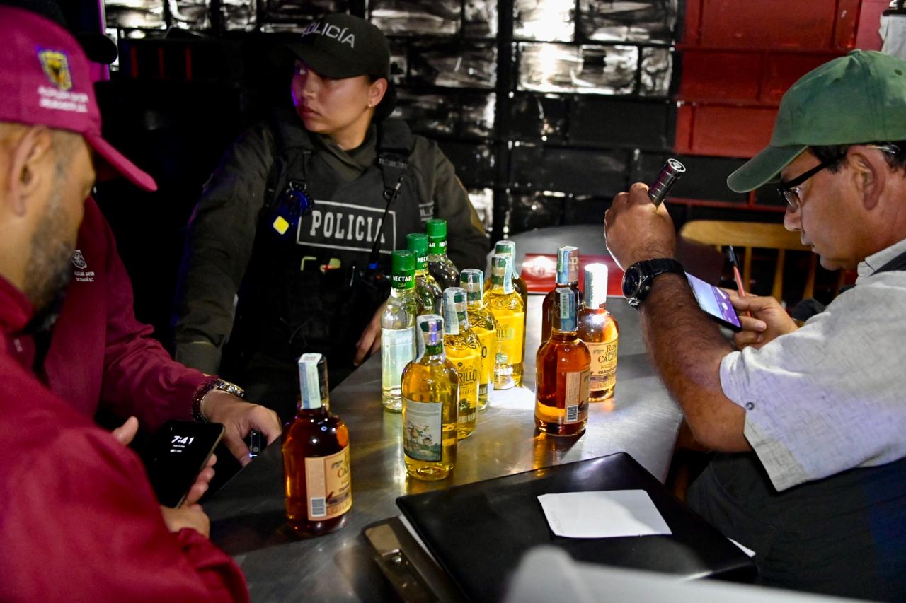 Autoridades hallaron botellas de licor adulterado listas para la venta en bar del Santa Fe