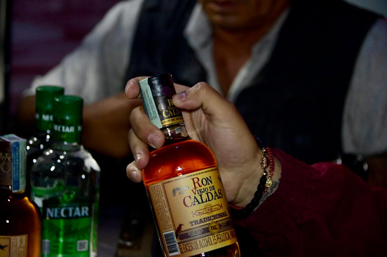 Autoridades hallaron botellas de licor adulterado listas para la venta en bar del Santa Fe