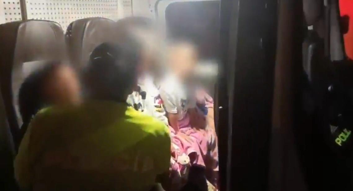 Una policía con tres menores de edad