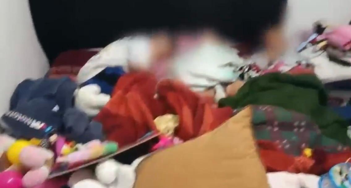 Dos menores de edad abandonados