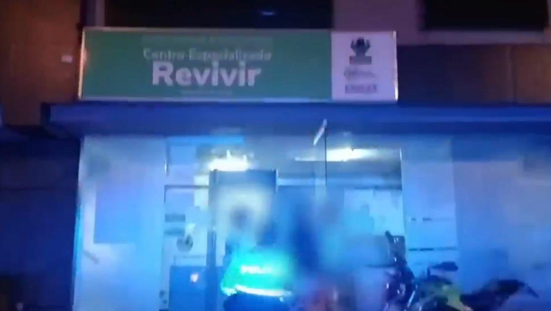 Una policía con un menor de edad