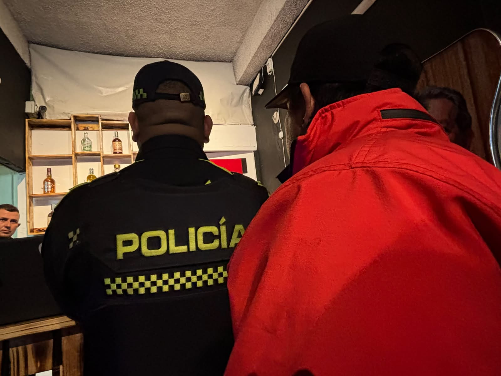 Autoridades inspeccionaron montallantas con alertas de sobrecostos y sellaron bar por irregularidades en Engativá Autoridades inspeccionaron montallantas con alertas de sobrecostos y sellaron bar por irregularidades en Engativá