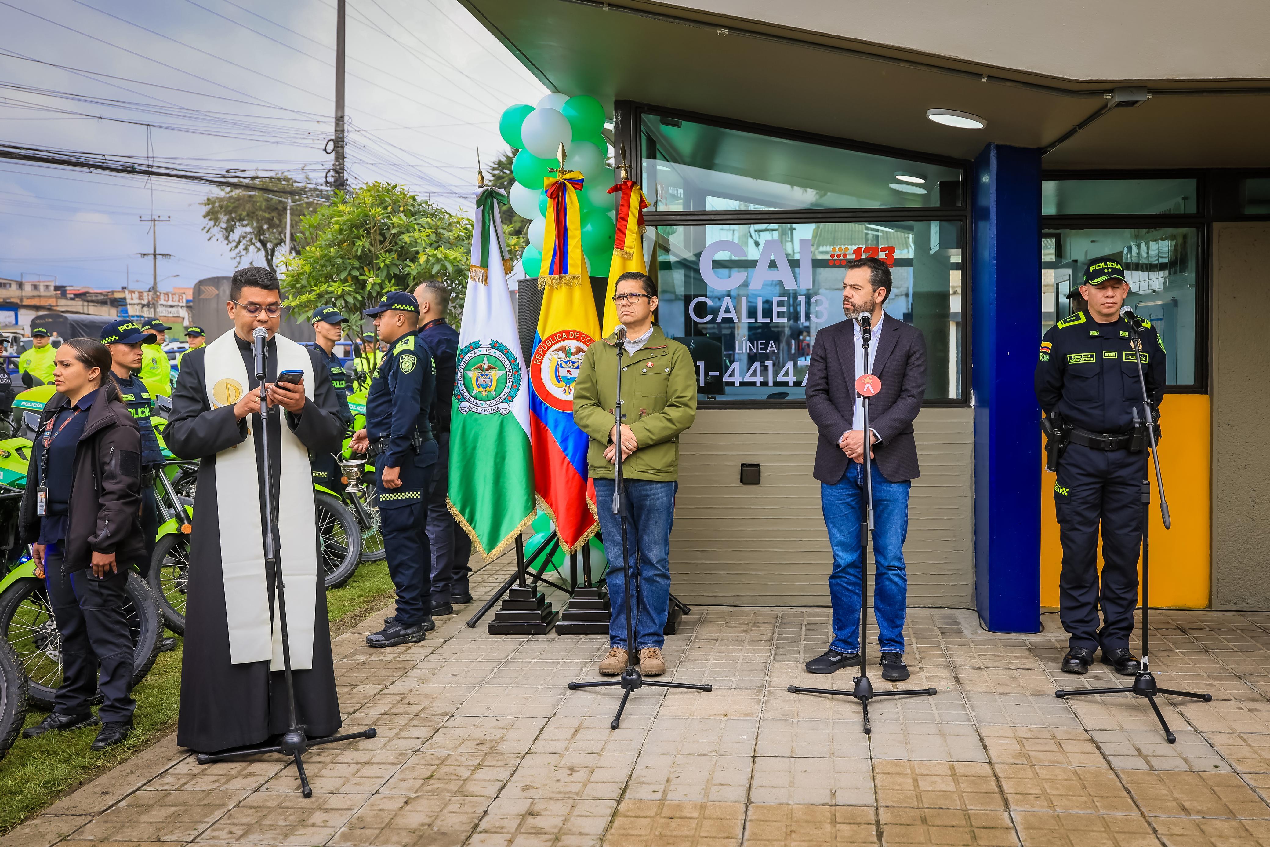 Alcalde Galán pone en funcionamiento un nuevo CAI y entrega 144 motos más para fortalecer la seguridad en la ciudad