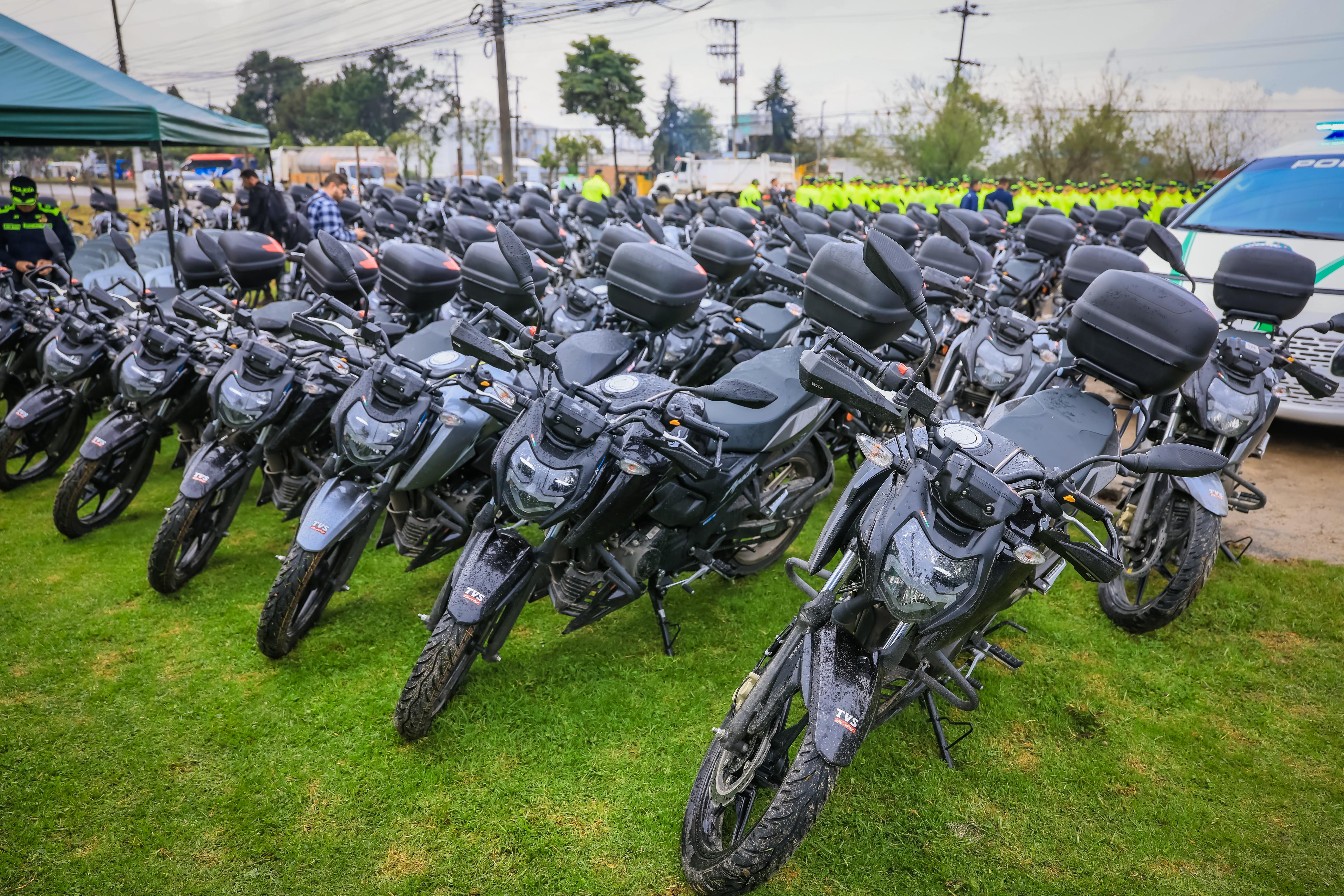 Alcalde Galán pone en funcionamiento un nuevo CAI y entrega 144 motos más para fortalecer la seguridad en la ciudad