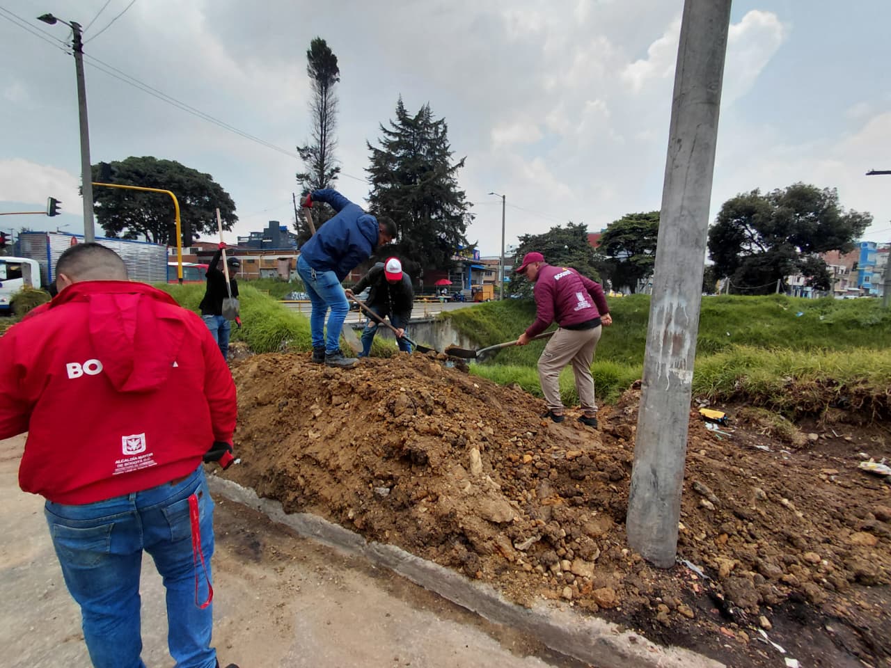 Varios hombres removiendo tierra