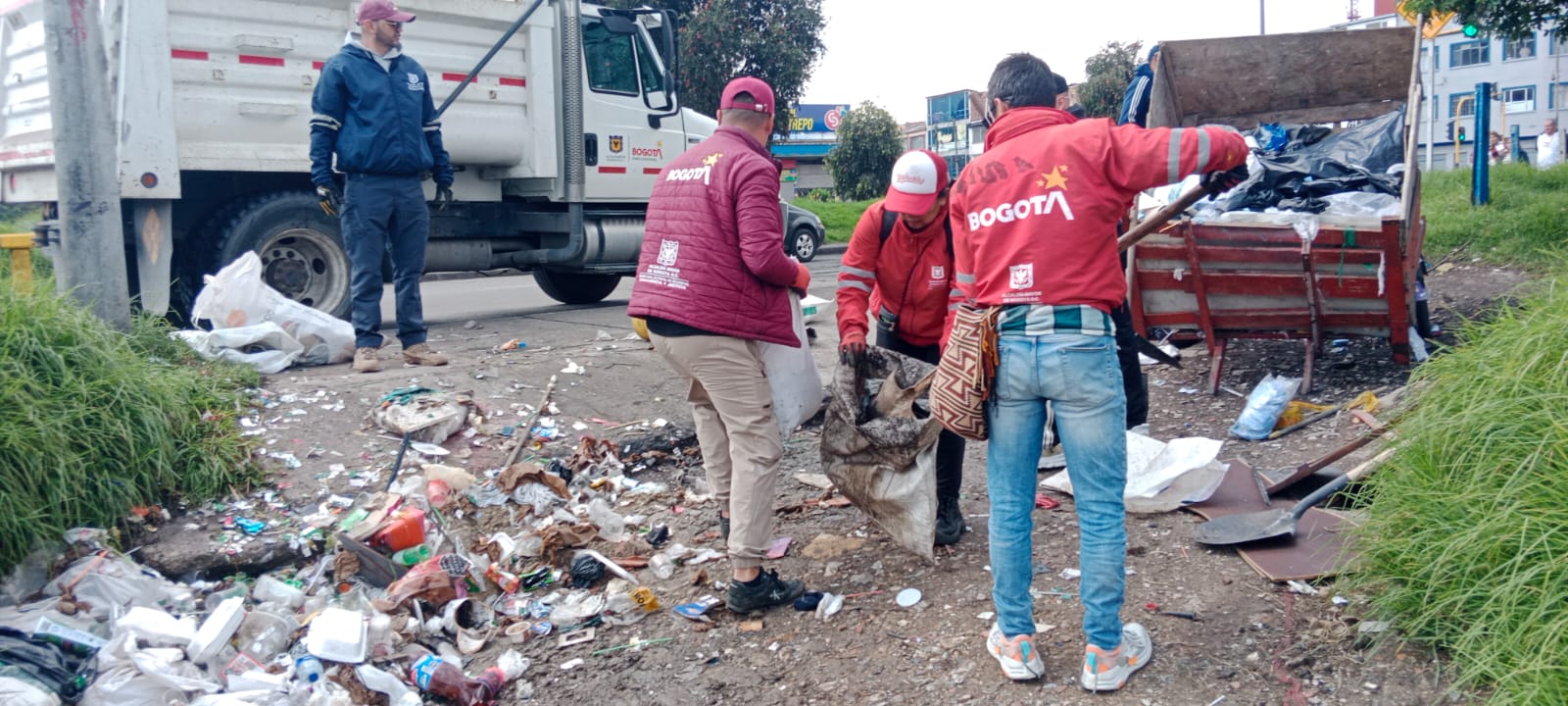Cuatro hombres recogiendo basura