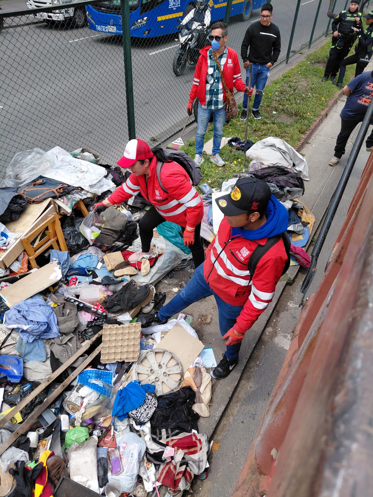 Gestores del orden en una calle con basura