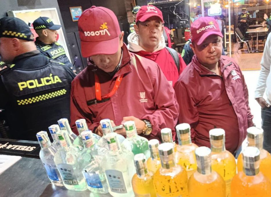 Varios hombre y policía dentro de un establecimiento comercial