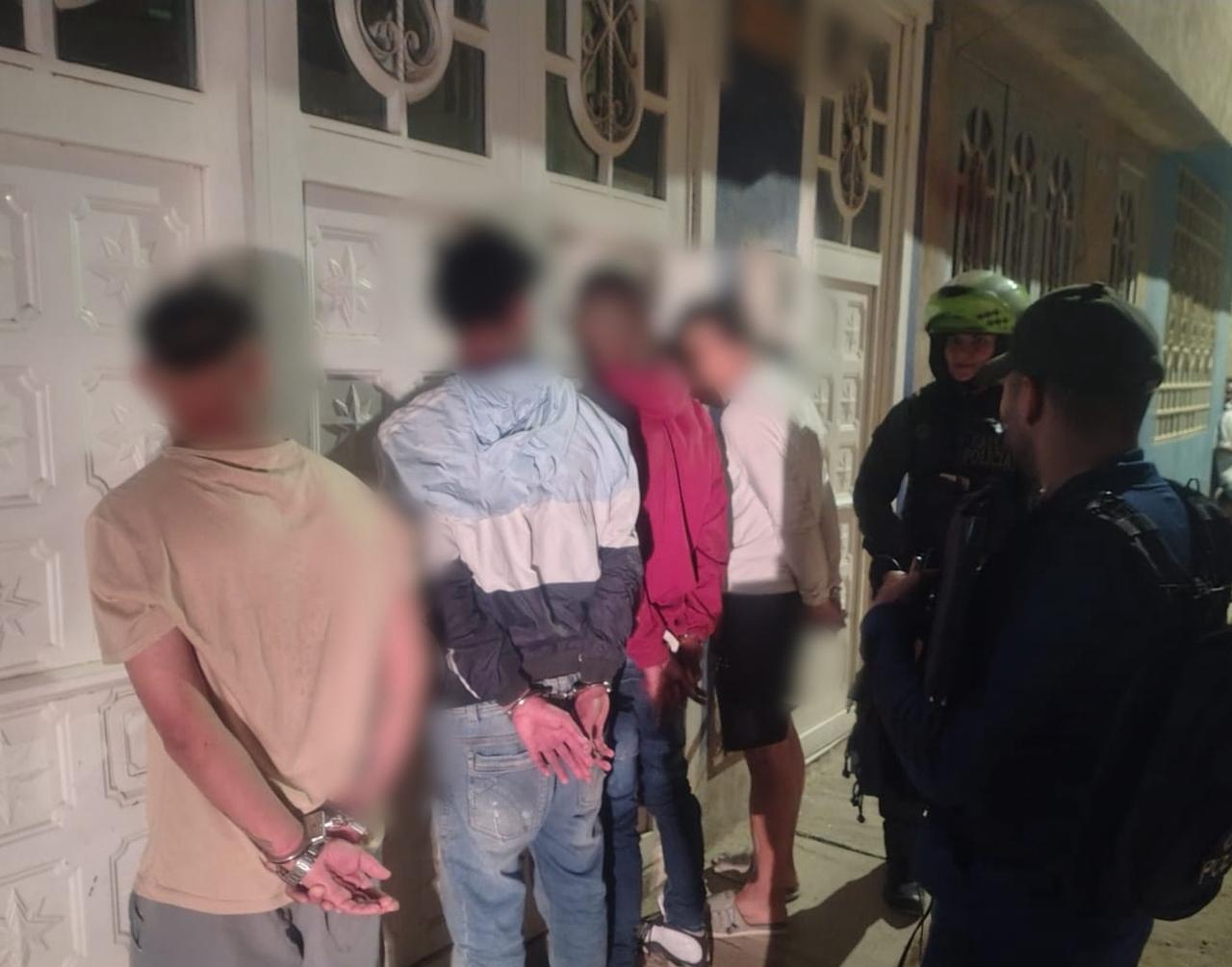 Cuatro hombres capturados por dos policías