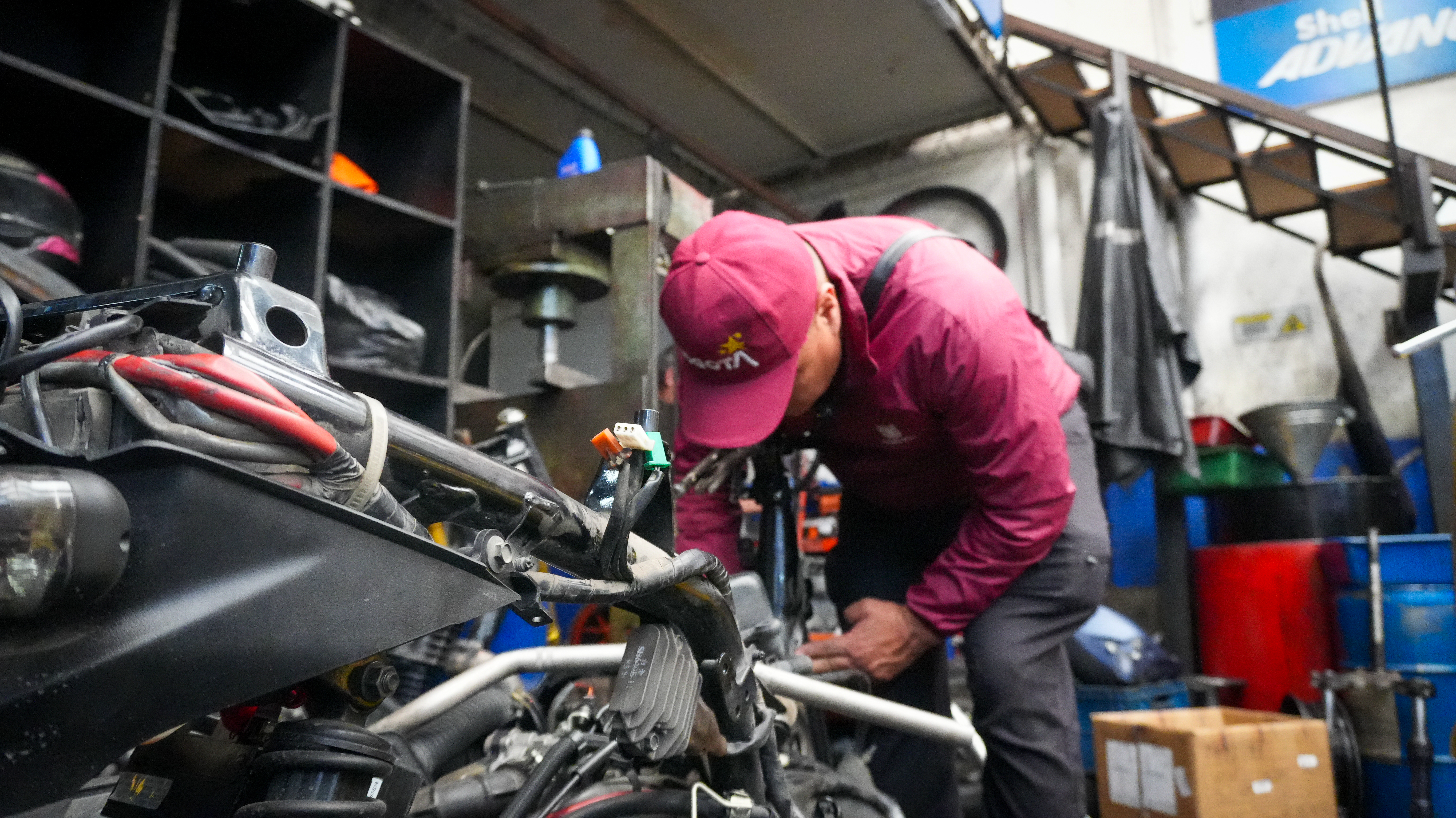 Operativo contra el hurto de vehículos dejó cierres de establecimientos y sanciones en Barrios Unidos Funcionario revisando una motocicleta