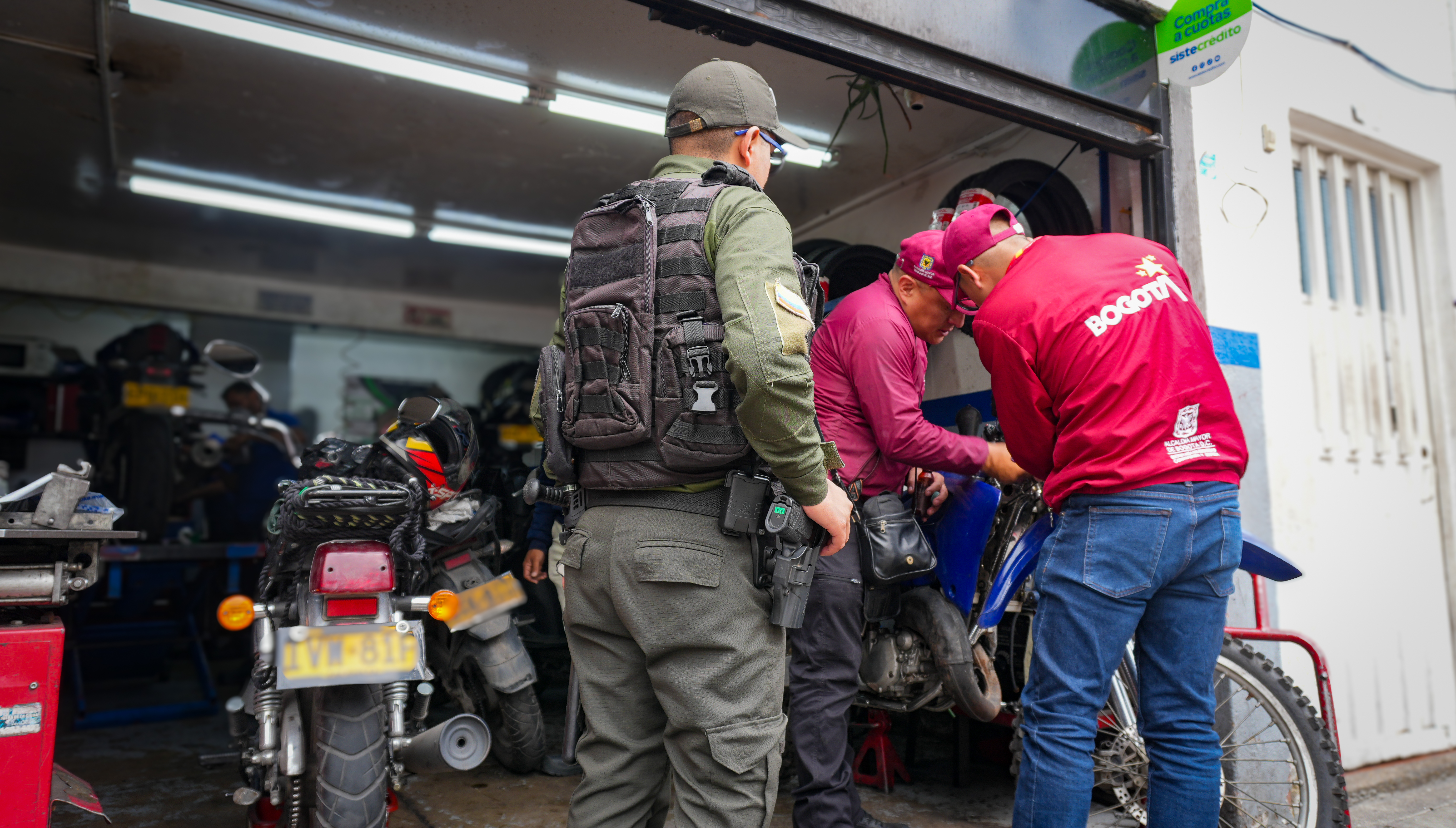 Operativo contra el hurto de vehículos dejó cierres de establecimientos y sanciones en Barrios Unidos Funcionarios de la alcaldía y policía revisando una motocicleta