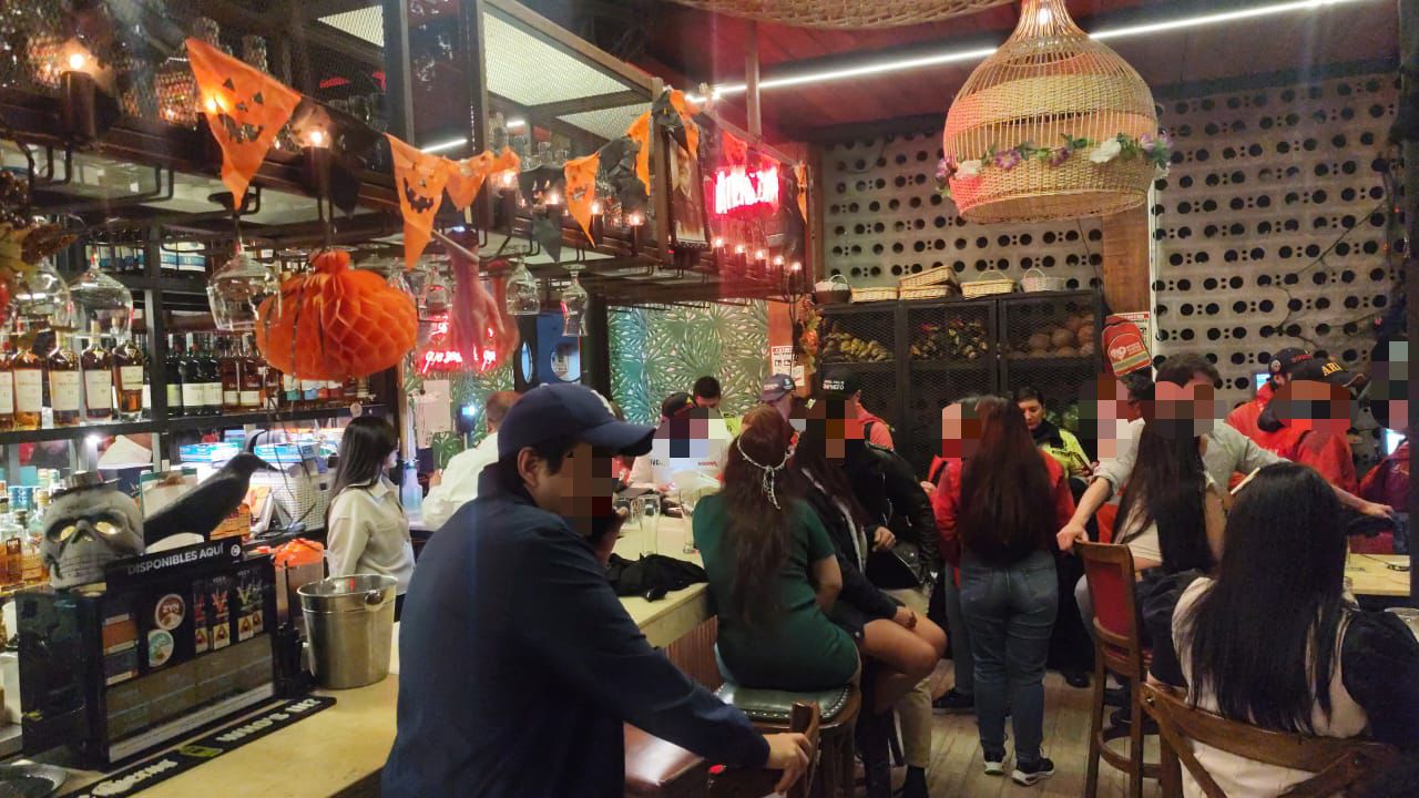 La Policía Metropolitana de Bogotá, la Secretaría de Seguridad, la Secretaría de Gobierno y las alcaldías locales realizaron operativos de inspección, vigilancia y control en las localidades de Chapinero y Ciudad Bolívar, donde fueron hallados varios menores de edad dentro de establecimientos nocturnos.  En Chapinero, las intervenciones se desarrollaron en los sectores del Parque de los Hippies y la Zona T, donde fueron verificados varios bares y discotecas. En uno de ellos, las autoridades encontraron a un menor de edad que, al parecer, consumía licor. De inmediato se procedió al restablecimiento de sus derechos, con el acompañamiento de la Policía de Infancia y Adolescencia.  Durante la jornada, dos establecimientos fueron suspendidos por incumplir las normas de funcionamiento y permitir el ingreso de menores de edad. En estos lugares también se incautaron varias dosis de tusi y siete botellas de licor de contrabando.  Por su parte, en Ciudad Bolívar, los operativos se llevaron a cabo en los sectores de Lucero y Gibraltar Sur, donde las autoridades verificaron varios establecimientos abiertos al público y suspendieron dos por permitir el ingreso de menores y vender bebidas alcohólicas sin cumplir las condiciones exigidas.  En total, fueron restablecidos los derechos de dos menores de edad, quienes fueron hallados dentro de los locales durante los controles. Además, se incautaron 10 dosis de estupefacientes durante requisas a personas.  Ahora bien, por no ejercer el debido control sobre sus hijos, los padres de los menores fueron sancionados firmando un compromiso para evitar reincidir en este tipo de conductas.  La Secretaría de Seguridad aseguró que estas acciones hacen parte del plan de control y prevención desplegado en establecimientos nocturnos de toda la ciudad, con el propósito de proteger a niños, niñas y adolescentes y evitar su exposición a entornos de riesgo asociados al consumo de licor, drogas o actividades ilegales.  Asimismo, recordaron que la protección de los menores es una corresponsabilidad e