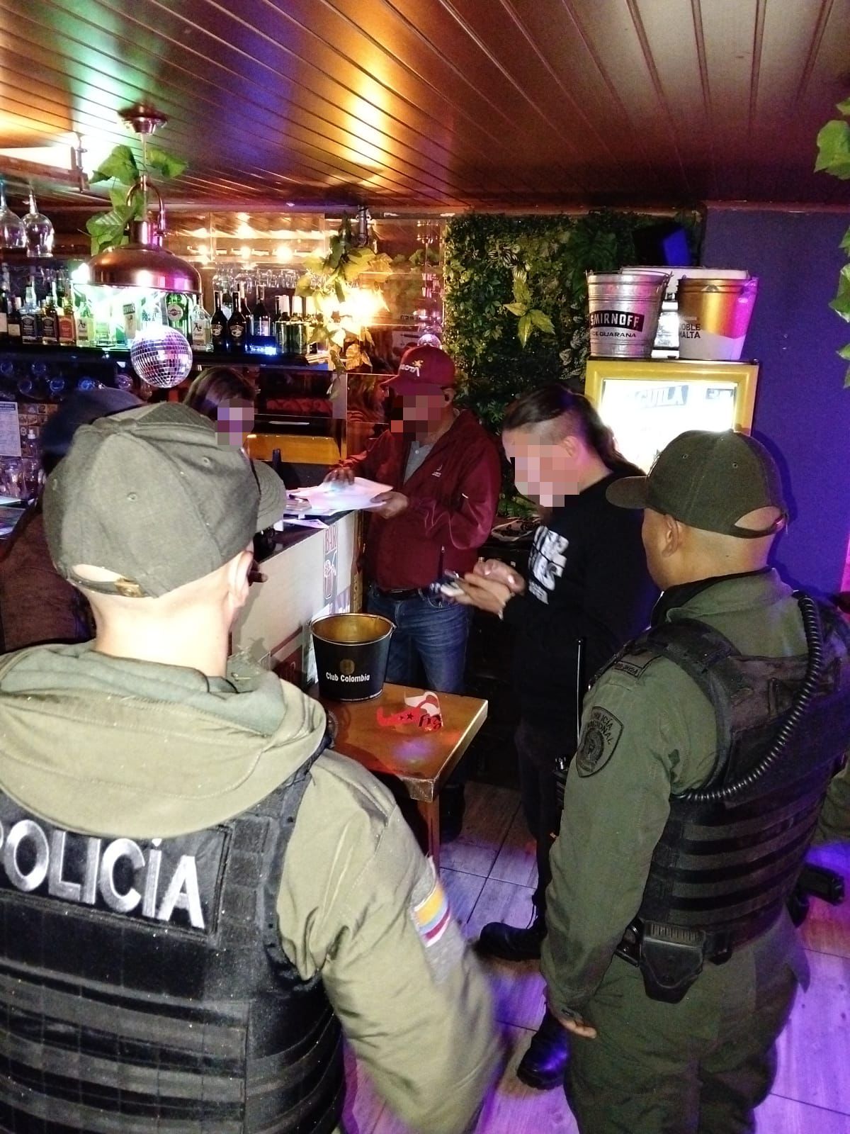La Policía Metropolitana de Bogotá, la Secretaría de Seguridad, la Secretaría de Gobierno y las alcaldías locales realizaron operativos de inspección, vigilancia y control en las localidades de Chapinero y Ciudad Bolívar, donde fueron hallados varios menores de edad dentro de establecimientos nocturnos.  En Chapinero, las intervenciones se desarrollaron en los sectores del Parque de los Hippies y la Zona T, donde fueron verificados varios bares y discotecas. En uno de ellos, las autoridades encontraron a un menor de edad que, al parecer, consumía licor. De inmediato se procedió al restablecimiento de sus derechos, con el acompañamiento de la Policía de Infancia y Adolescencia.  Durante la jornada, dos establecimientos fueron suspendidos por incumplir las normas de funcionamiento y permitir el ingreso de menores de edad. En estos lugares también se incautaron varias dosis de tusi y siete botellas de licor de contrabando.  Por su parte, en Ciudad Bolívar, los operativos se llevaron a cabo en los sectores de Lucero y Gibraltar Sur, donde las autoridades verificaron varios establecimientos abiertos al público y suspendieron dos por permitir el ingreso de menores y vender bebidas alcohólicas sin cumplir las condiciones exigidas.  En total, fueron restablecidos los derechos de dos menores de edad, quienes fueron hallados dentro de los locales durante los controles. Además, se incautaron 10 dosis de estupefacientes durante requisas a personas.  Ahora bien, por no ejercer el debido control sobre sus hijos, los padres de los menores fueron sancionados firmando un compromiso para evitar reincidir en este tipo de conductas.  La Secretaría de Seguridad aseguró que estas acciones hacen parte del plan de control y prevención desplegado en establecimientos nocturnos de toda la ciudad, con el propósito de proteger a niños, niñas y adolescentes y evitar su exposición a entornos de riesgo asociados al consumo de licor, drogas o actividades ilegales.  Asimismo, recordaron que la protección de los menores es una corresponsabilidad e