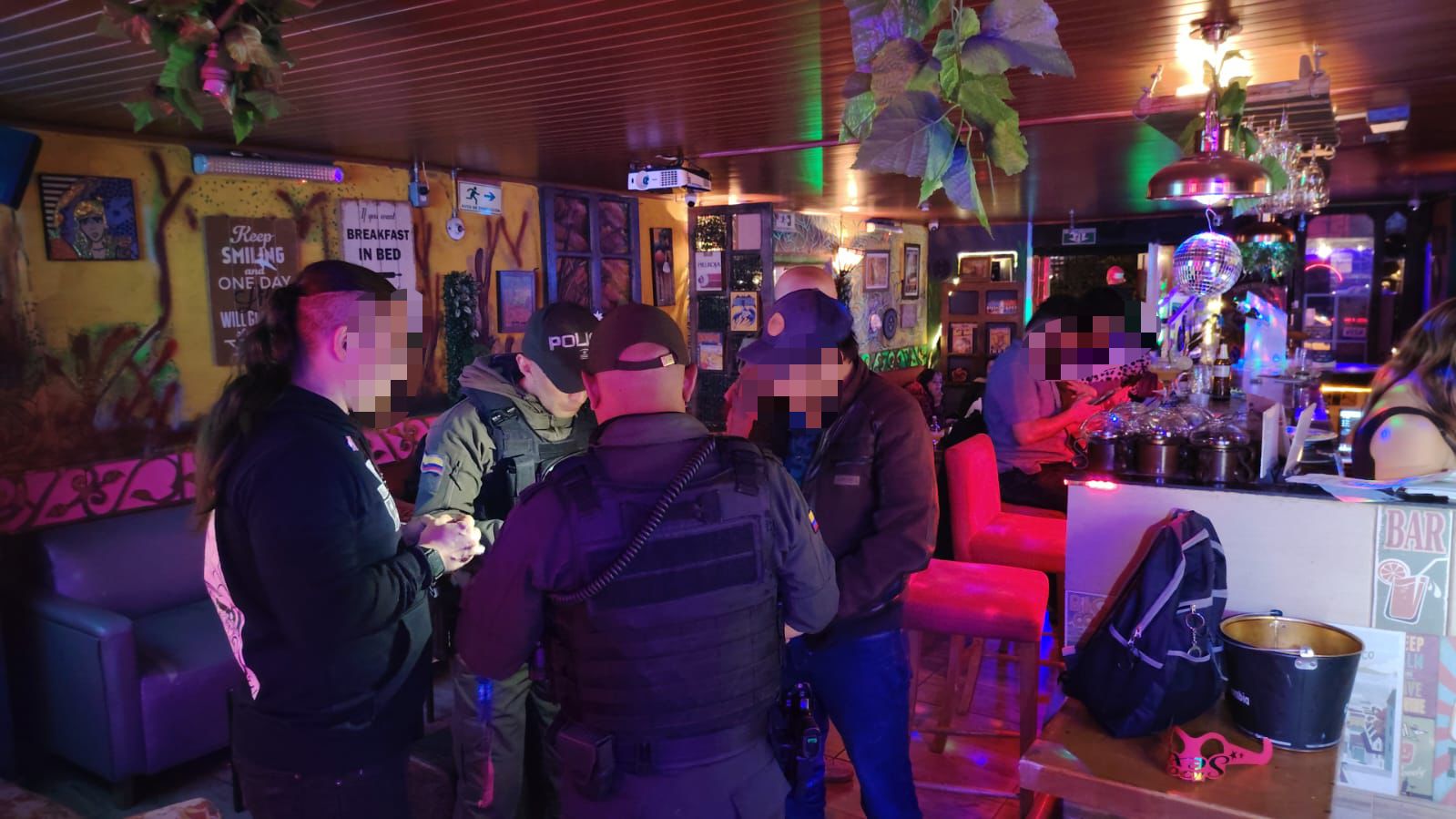 Refuerzan operativos nocturnos en Bogotá: hallan menores en bares de Chapinero y Ciudad Bolívar donde había droga y licor de contrabando