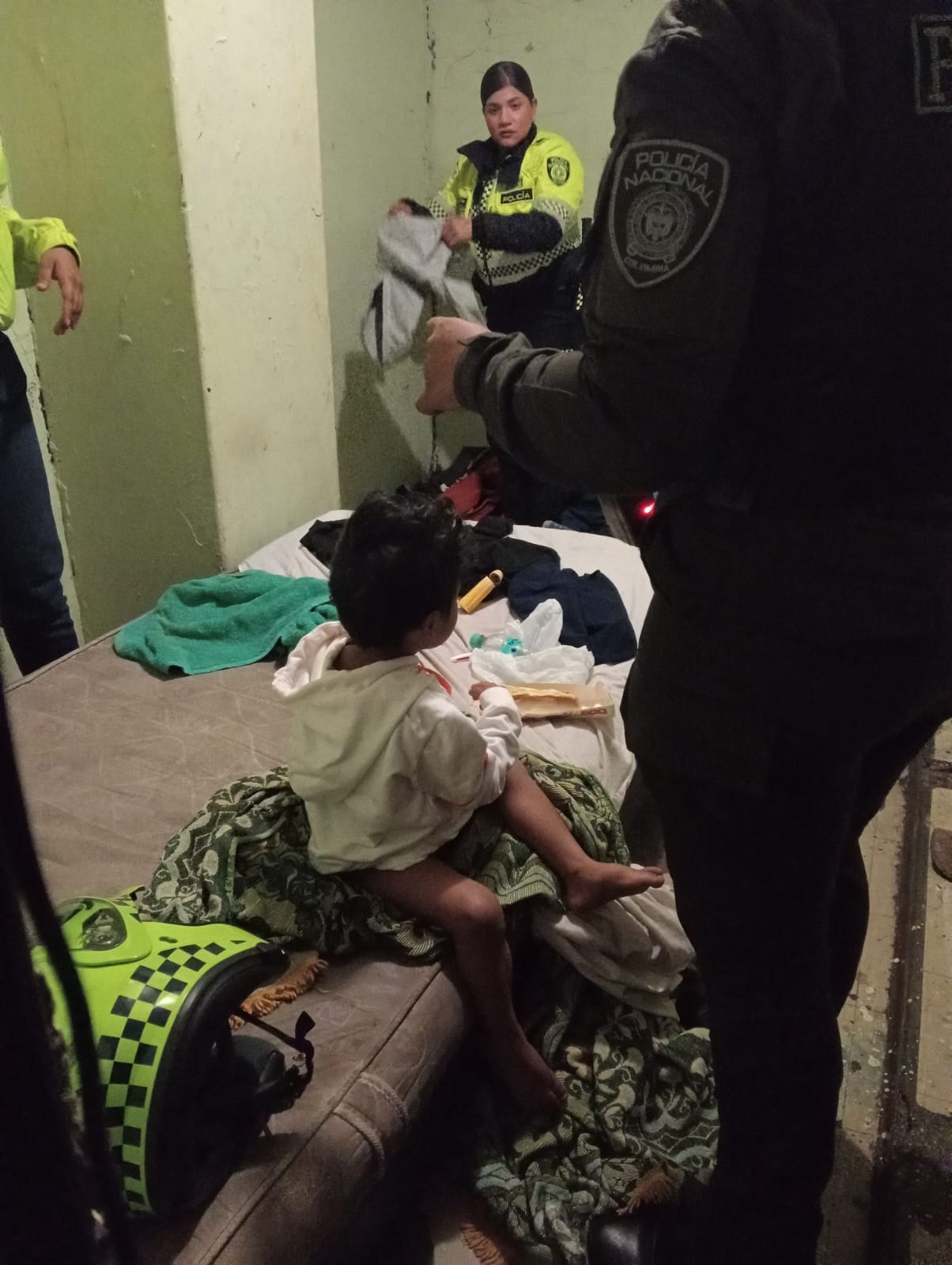 Niño de 4 años en una habitación con policías