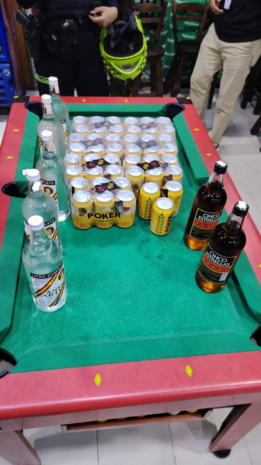 Latas de cerveza y botellas de licor