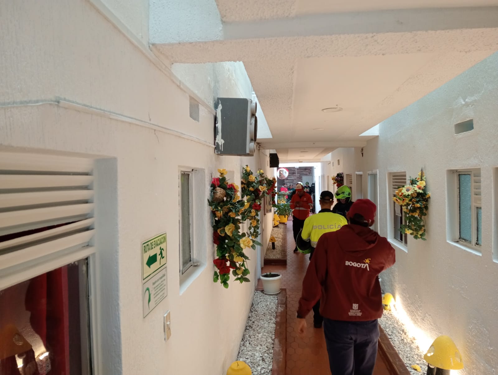Personas caminando por los pasillos de un pagadiario