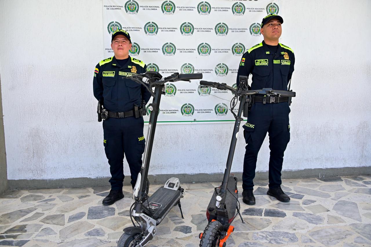 Ocultas en la oficina de un parqueadero y en un taller de mantenimiento: así fueron incautadas en la Calle 13 dos patinetas eléctricas hurtadas