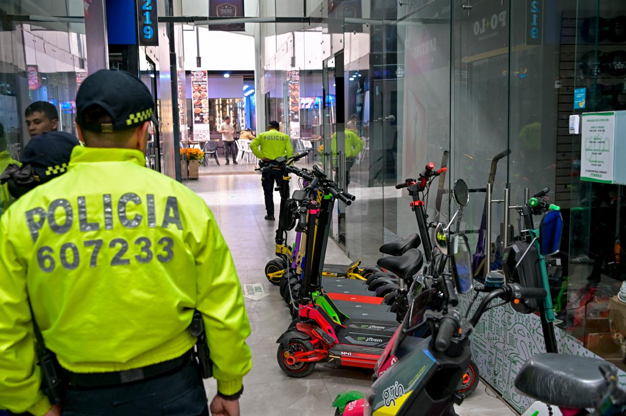 Ocultas en la oficina de un parqueadero y en un taller de mantenimiento: así fueron incautadas en la Calle 13 dos patinetas eléctricas hurtadas