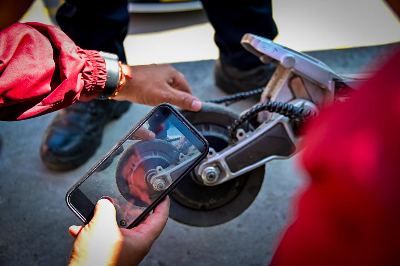 Ocultas en la oficina de un parqueadero y en un taller de mantenimiento: así fueron incautadas en la Calle 13 dos patinetas eléctricas hurtadas