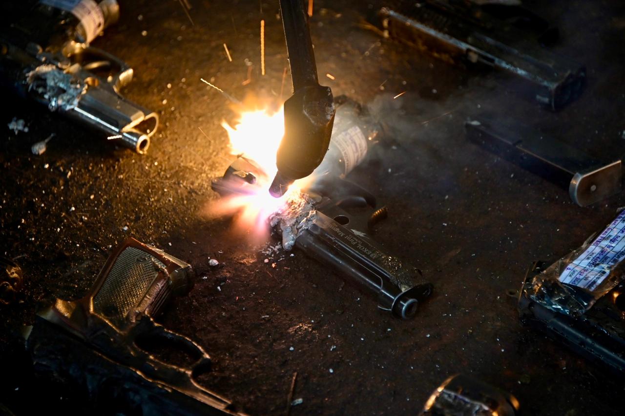 Pistolas traumáticas, cuchillos y tambos: así fueron destruidas más de 170 mil armas incautadas en Bogotá Armas siendo fundidas con soplete