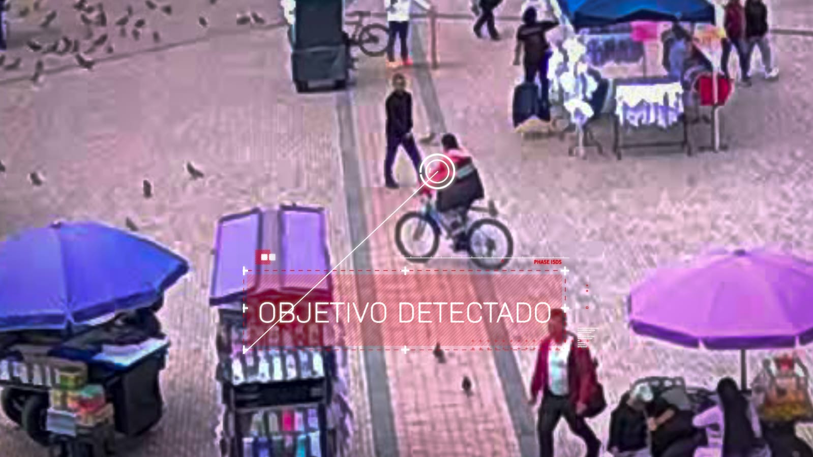 Personas caminando por la calle y un delincuente identificado