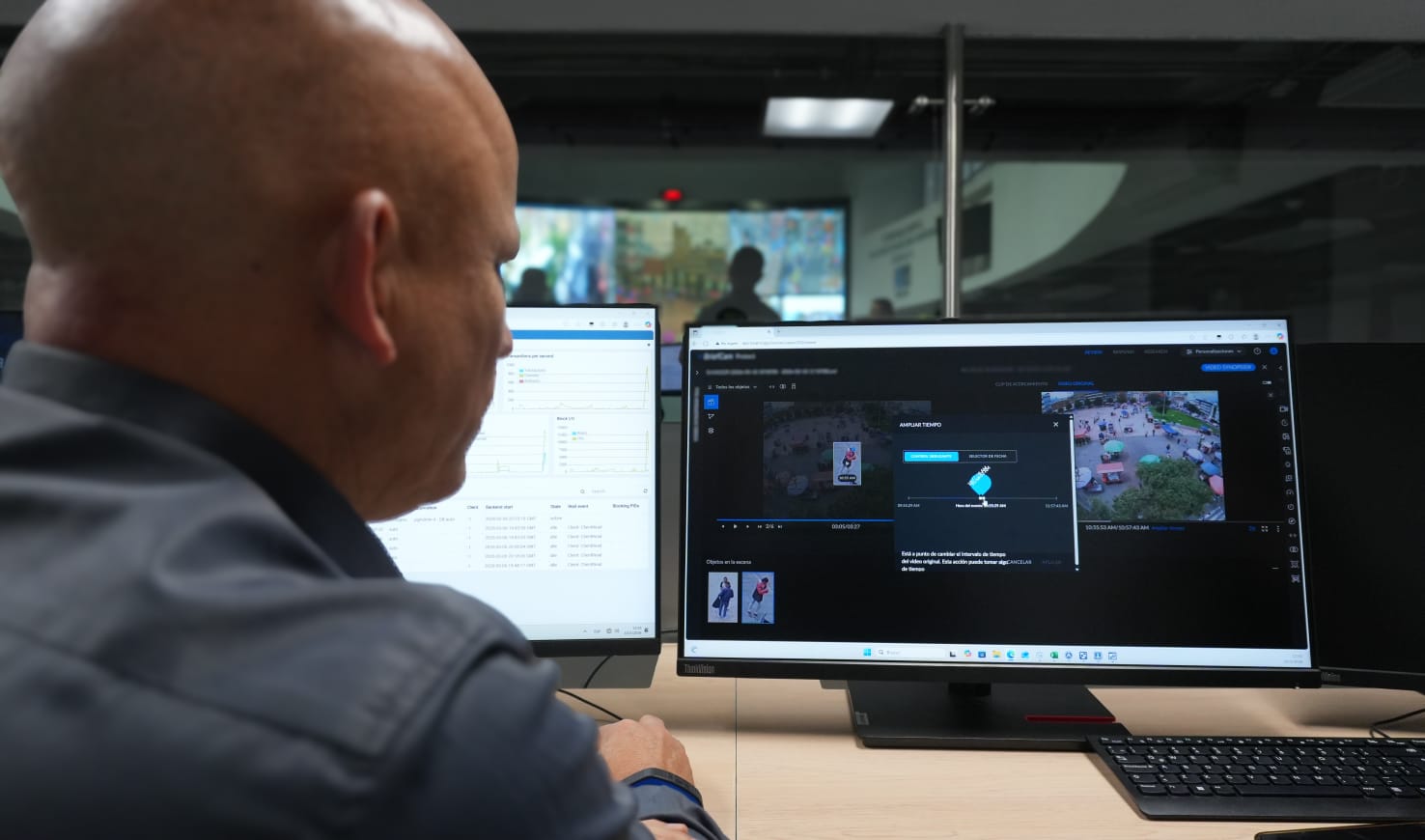 Hombre frente a un computador